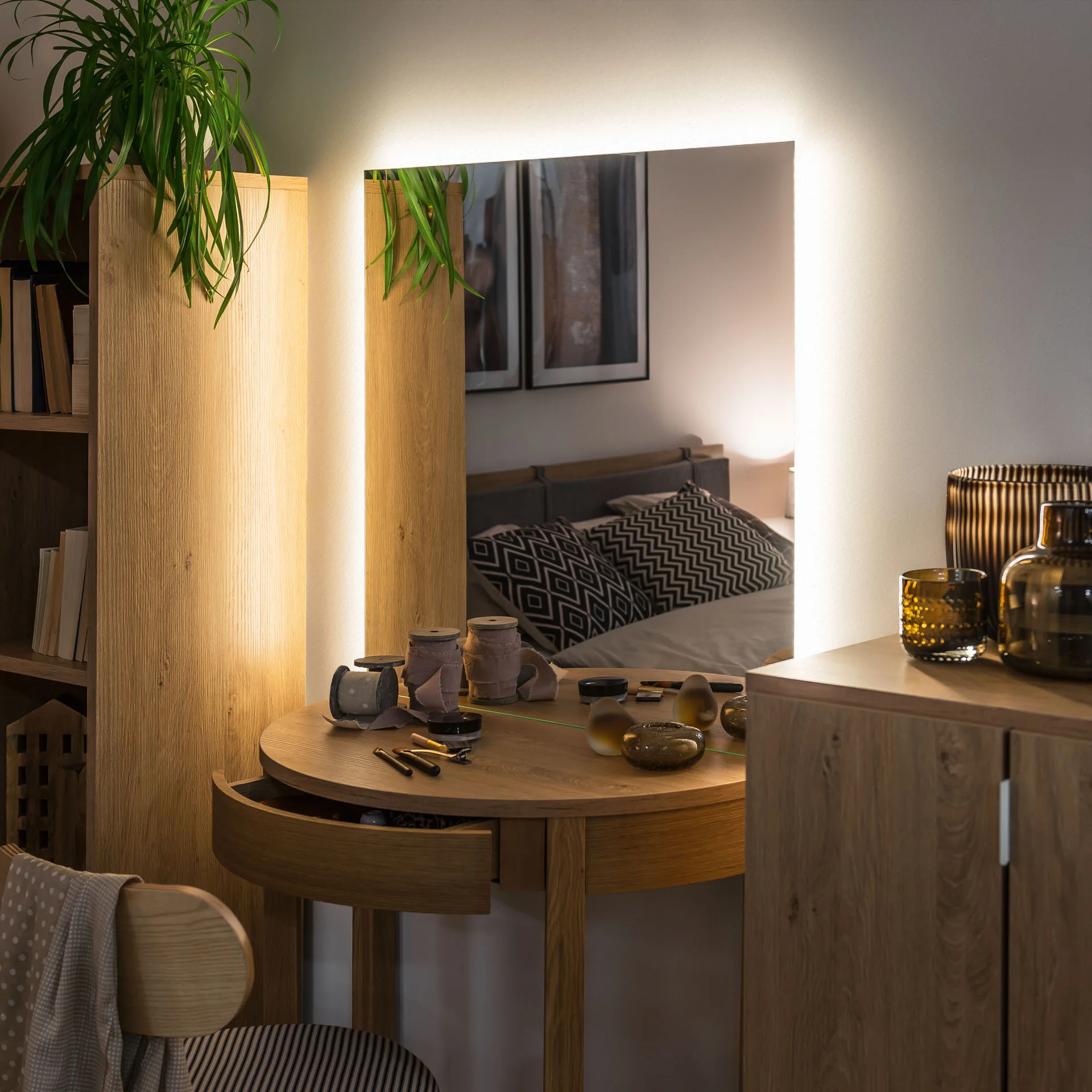 Lustro LED doświetlające ciemną sypialnię